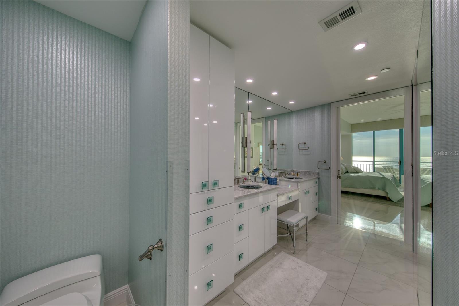 Image 30 of 56 For 1560 Gulf Boulevard 1007