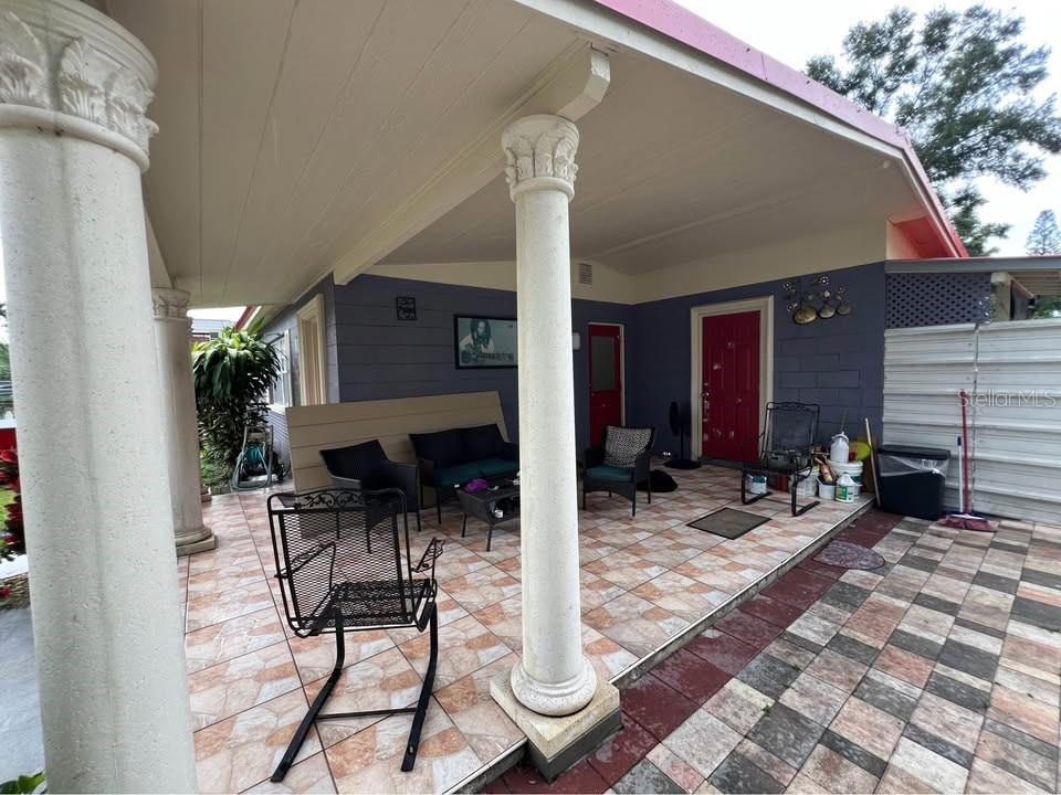 Listing photo id 8 for 4304 Deleuil Avenue