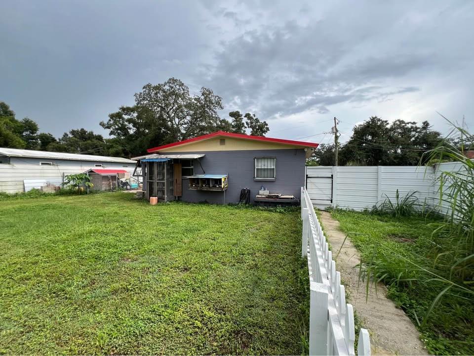 Listing photo id 10 for 4304 Deleuil Avenue