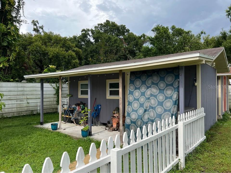 Listing photo id 11 for 4304 Deleuil Avenue