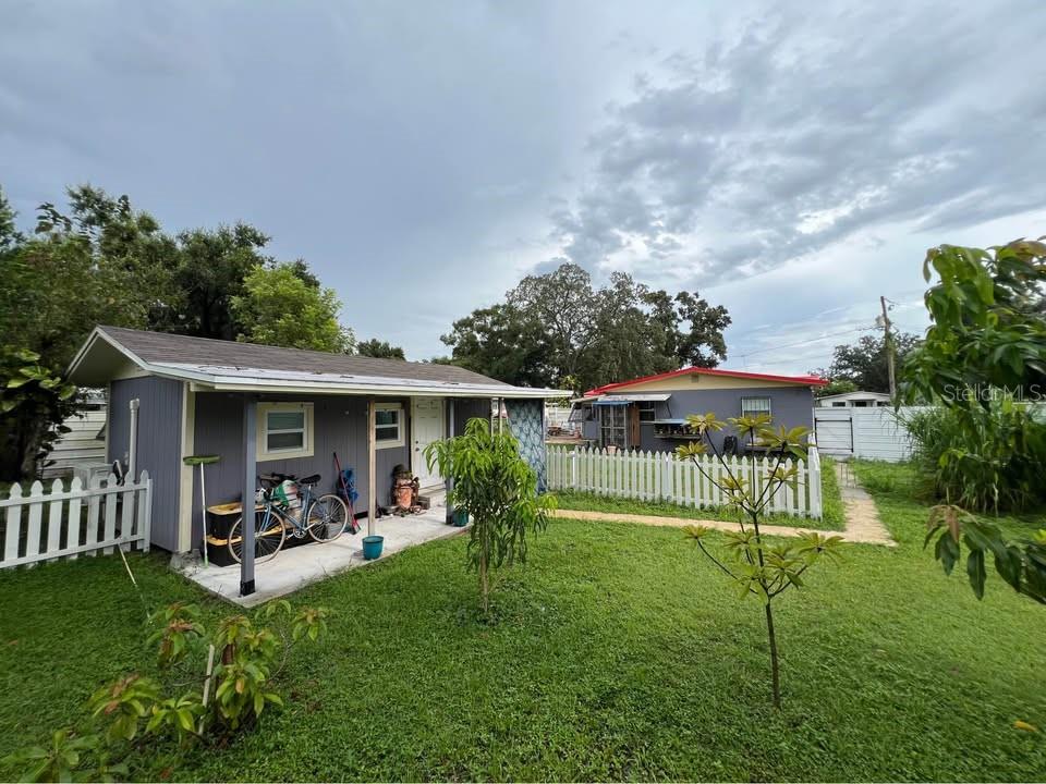 Listing photo id 12 for 4304 Deleuil Avenue