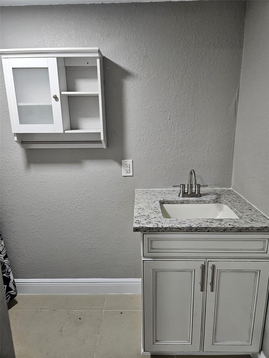 Listing photo id 15 for 4304 Deleuil Avenue