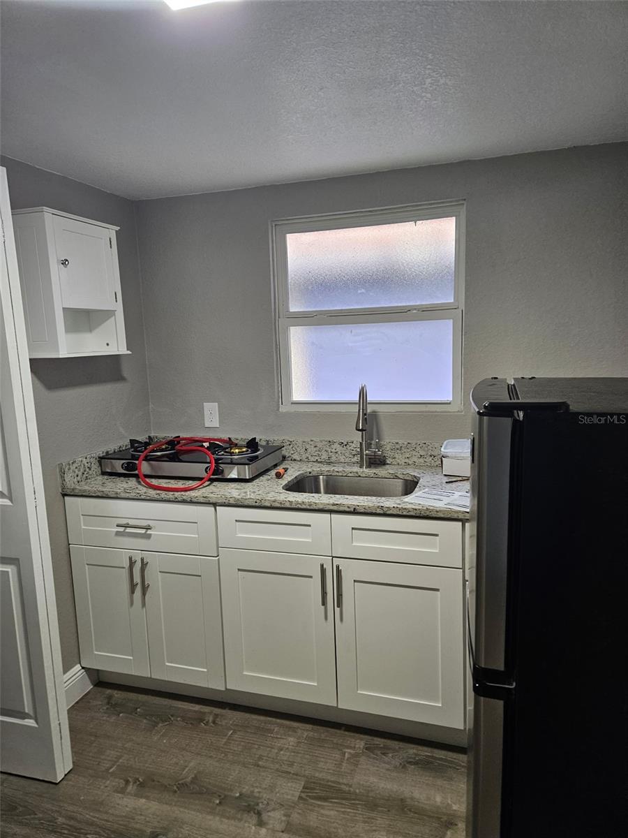Listing photo id 16 for 4304 Deleuil Avenue