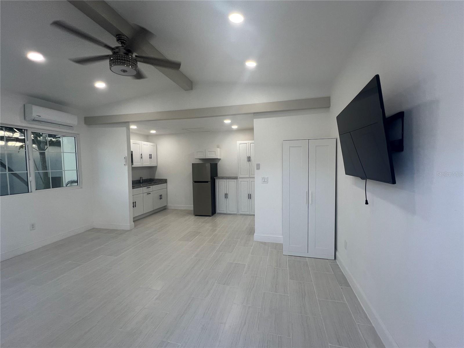Listing photo id 17 for 4304 Deleuil Avenue