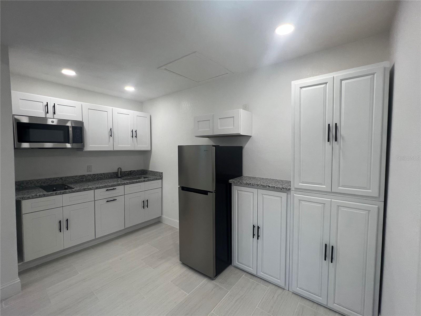 Listing photo id 18 for 4304 Deleuil Avenue