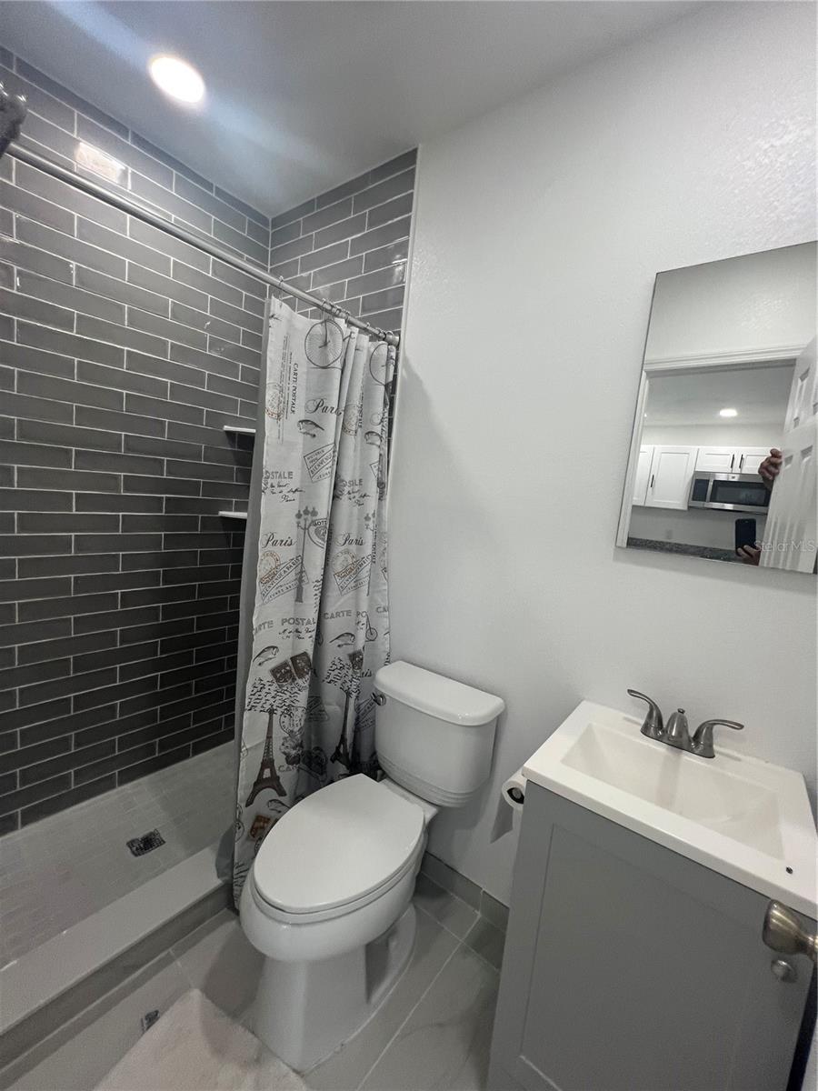 Listing photo id 19 for 4304 Deleuil Avenue