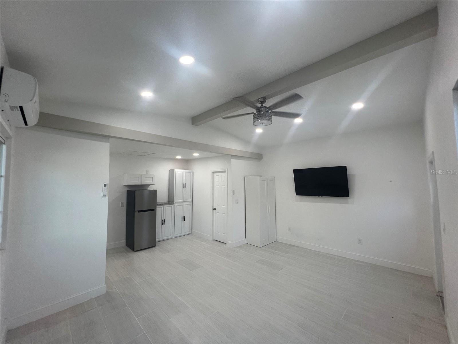 Listing photo id 20 for 4304 Deleuil Avenue