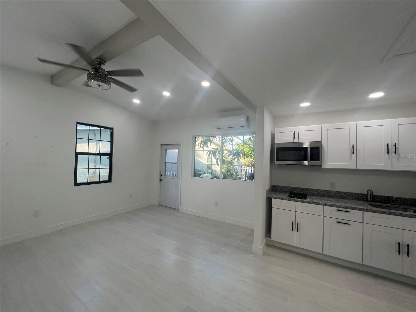 Listing photo id 21 for 4304 Deleuil Avenue