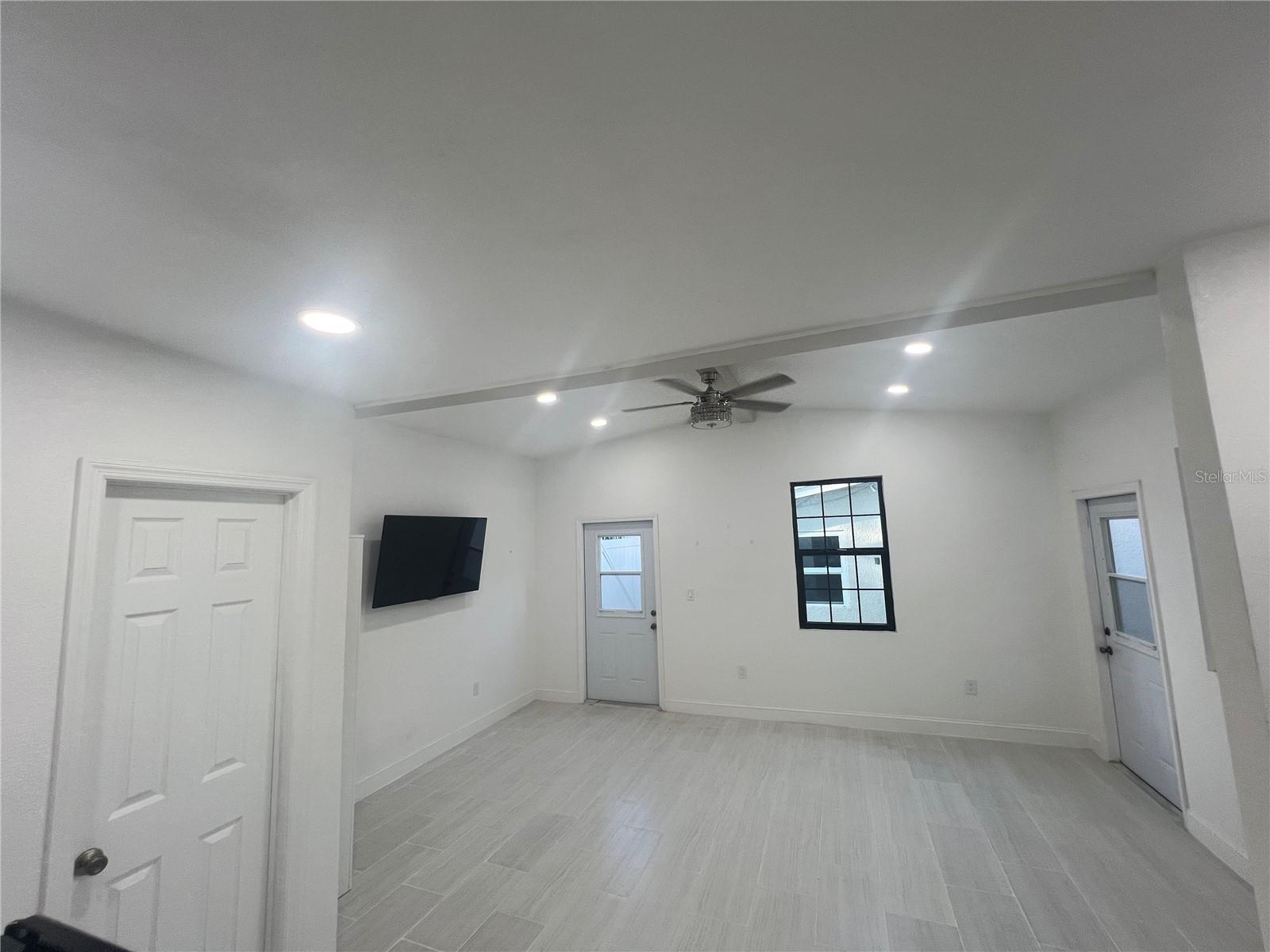 Listing photo id 22 for 4304 Deleuil Avenue