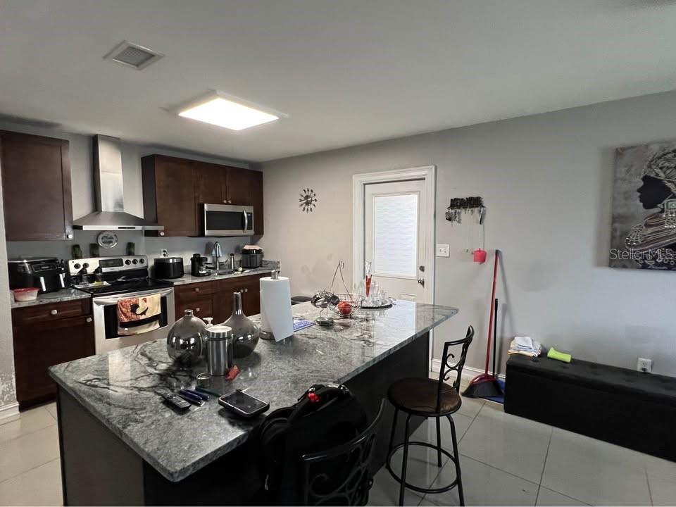 Listing photo id 1 for 4304 Deleuil Avenue