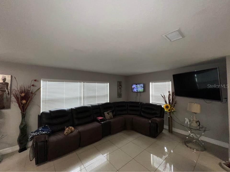 Listing photo id 2 for 4304 Deleuil Avenue