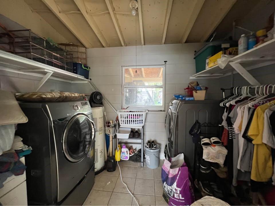 Listing photo id 7 for 4304 Deleuil Avenue