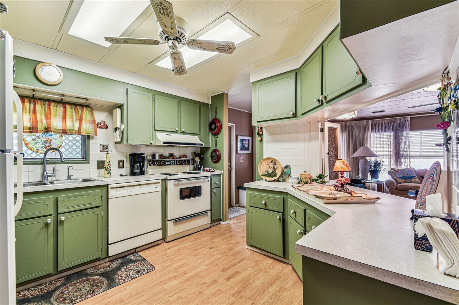 Image 14 of 72 For 12501 Ulmerton Road 241