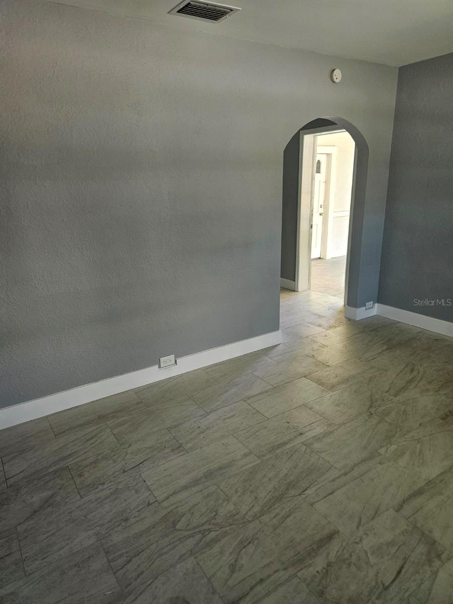 Image 4 of 6 For 7013 Gibsonton Drive