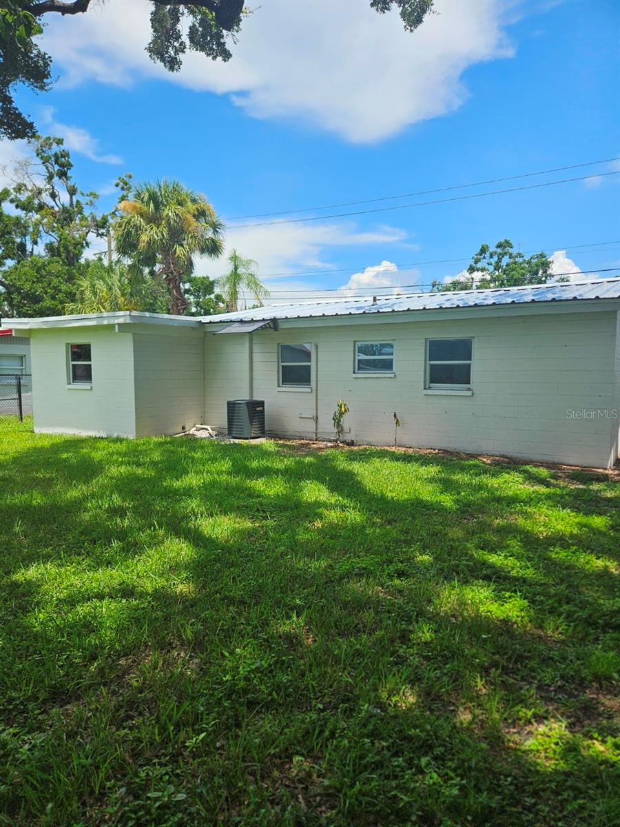 Image 6 of 6 For 7013 Gibsonton Drive