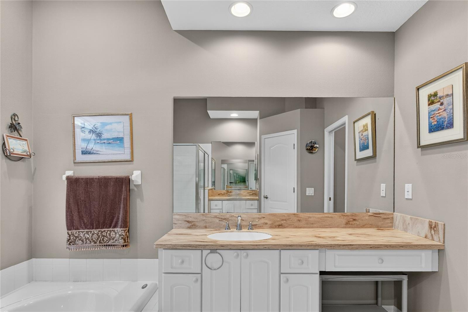 Image 20 of 37 For 488 Bridle Path Way