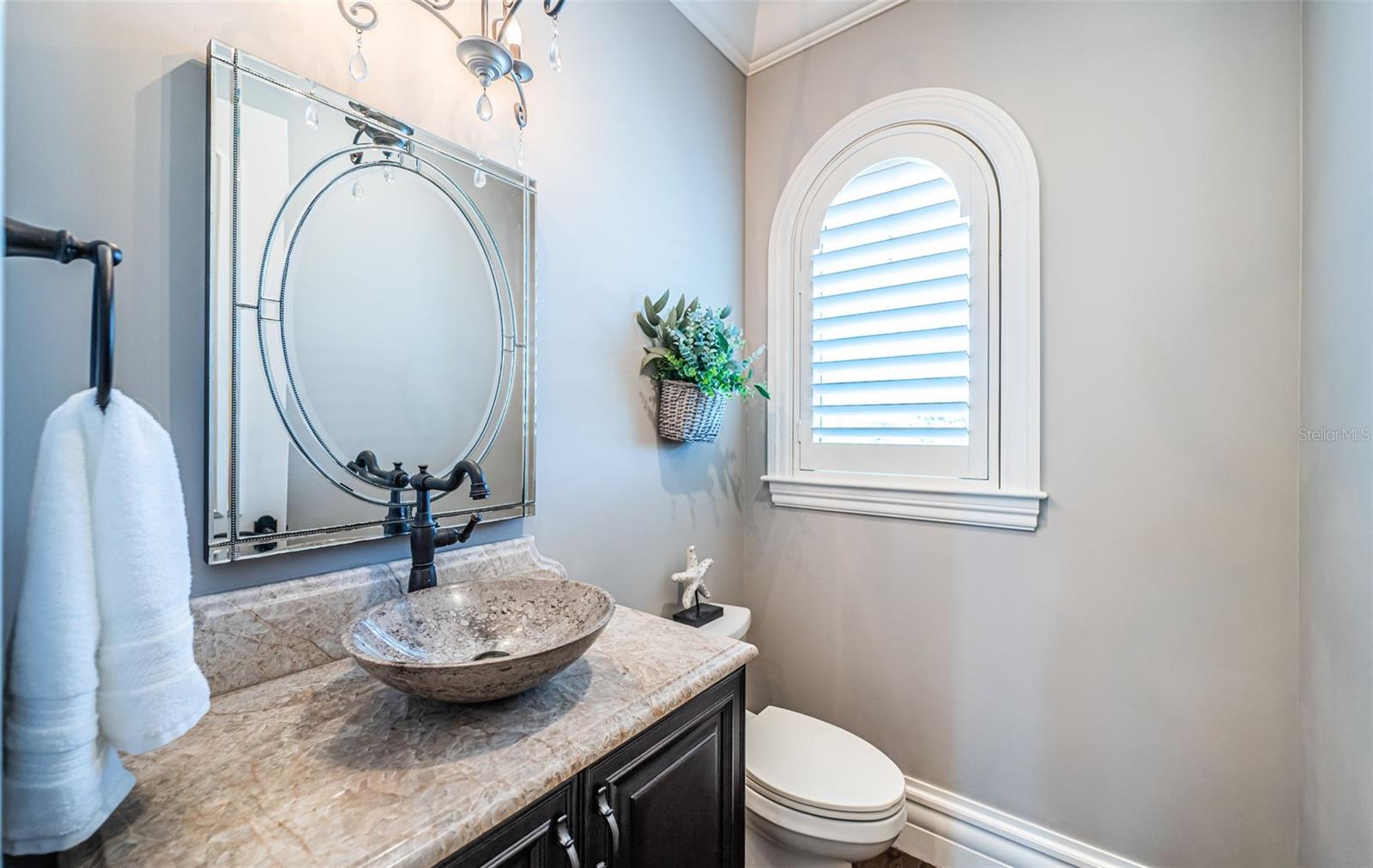 Listing photo id 13 for 17824 Lee Avenue