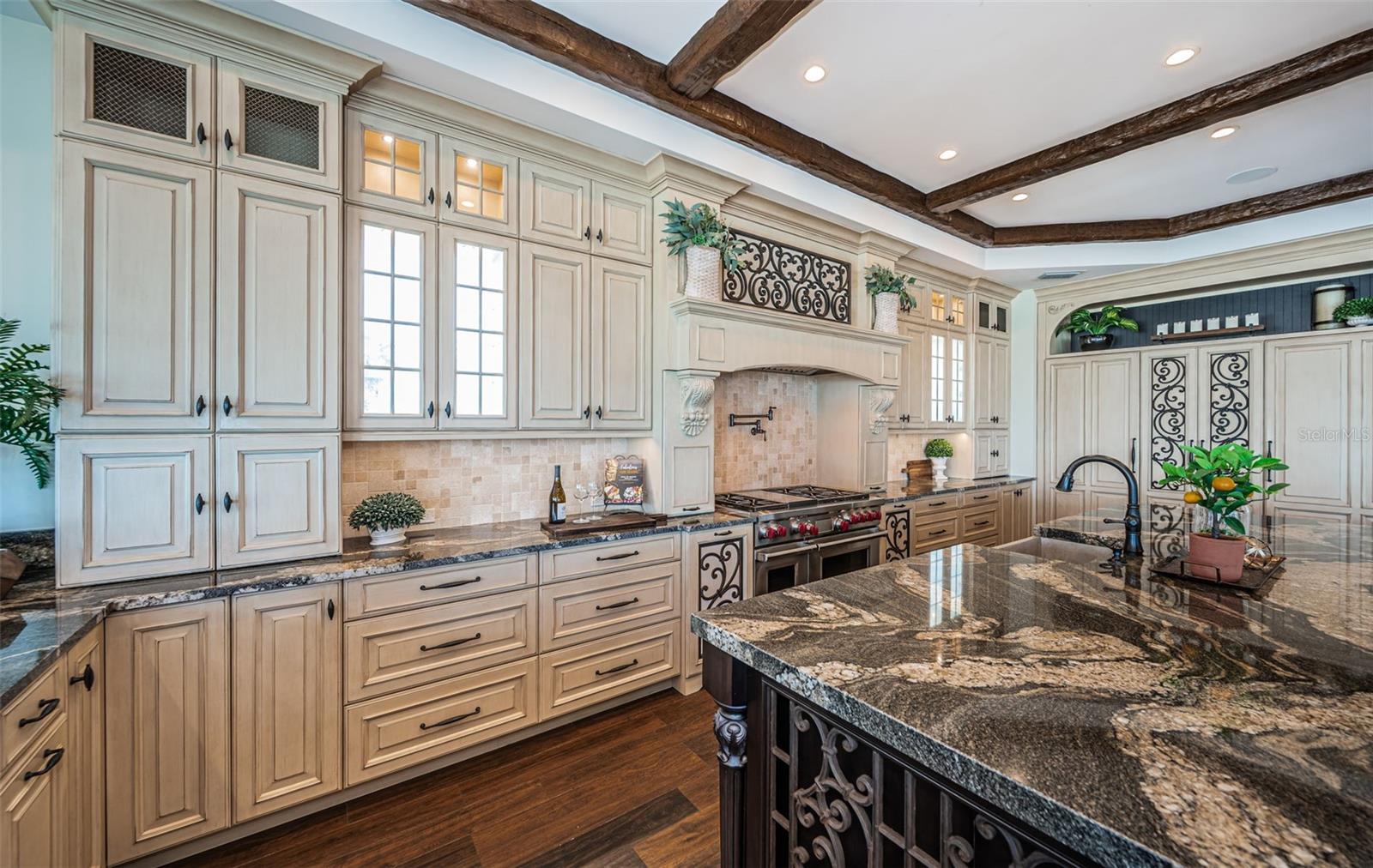 Listing photo id 17 for 17824 Lee Avenue