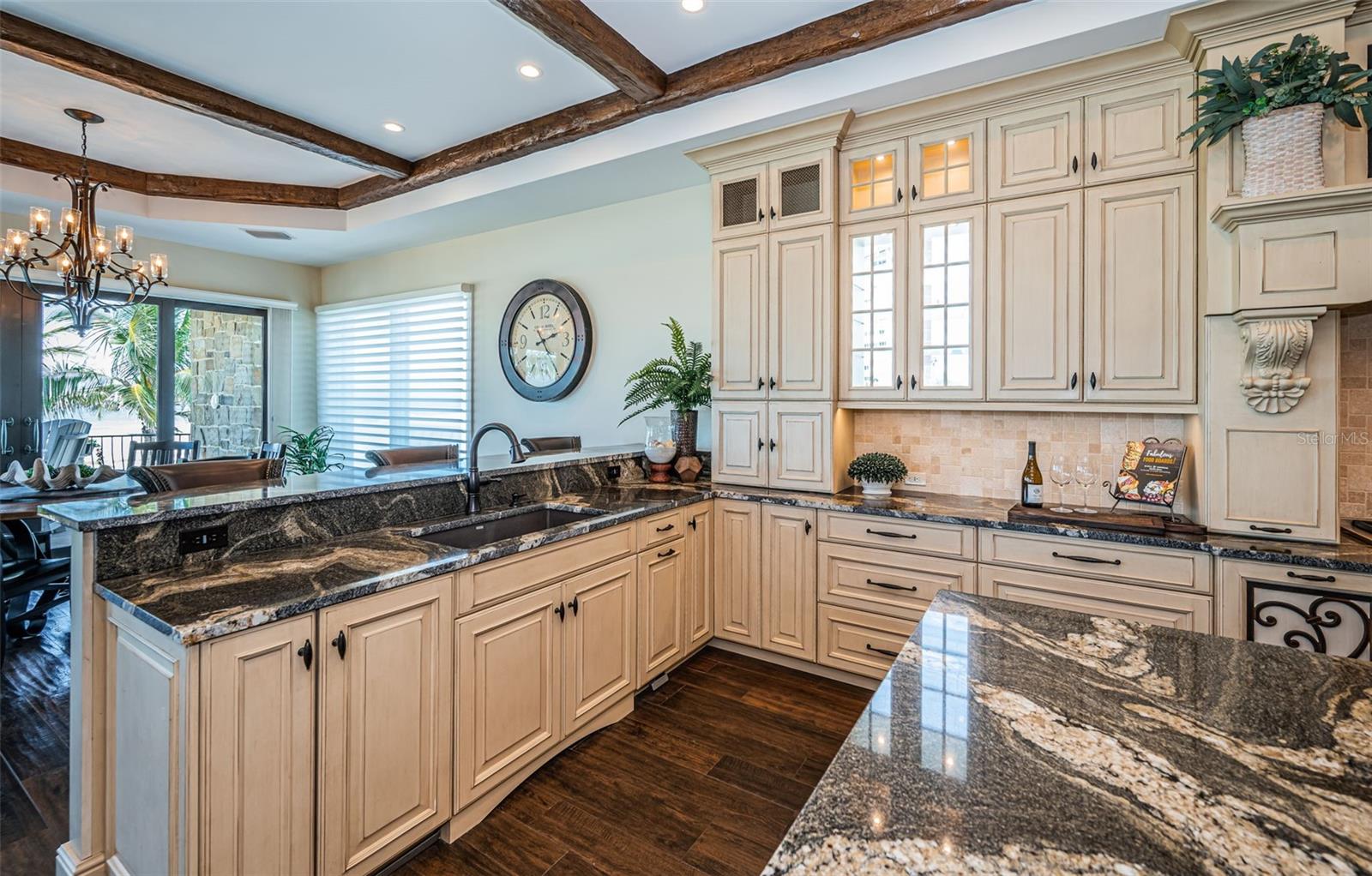 Listing photo id 18 for 17824 Lee Avenue