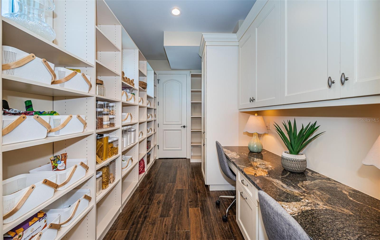 Listing photo id 25 for 17824 Lee Avenue