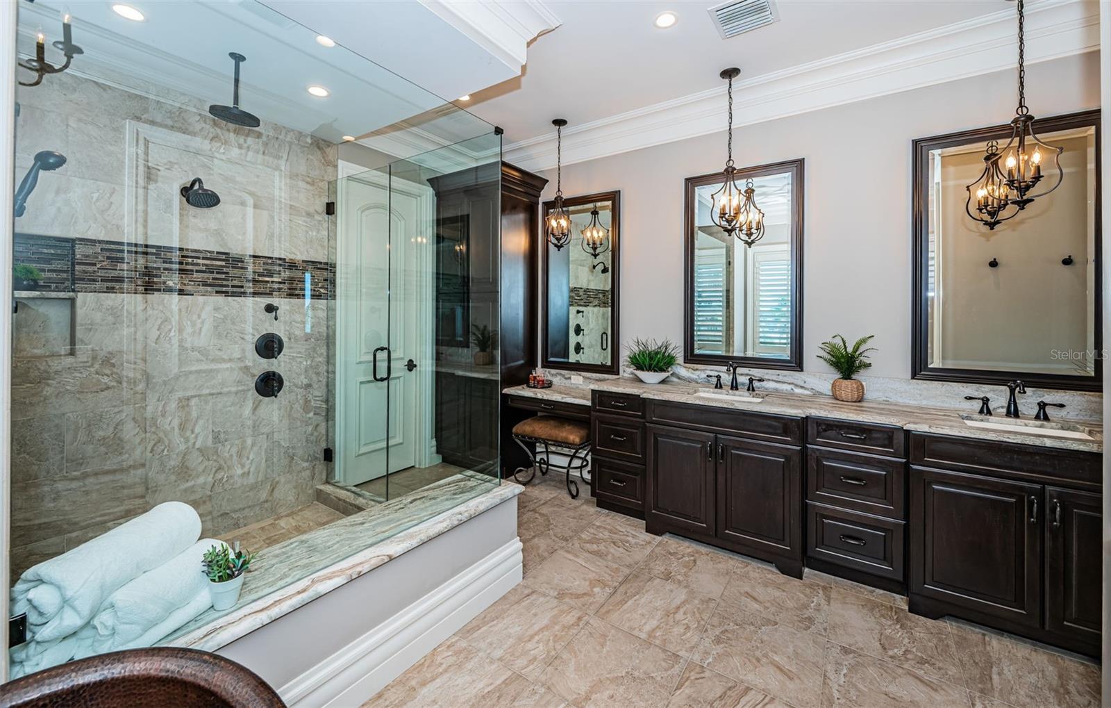 Listing photo id 58 for 17824 Lee Avenue