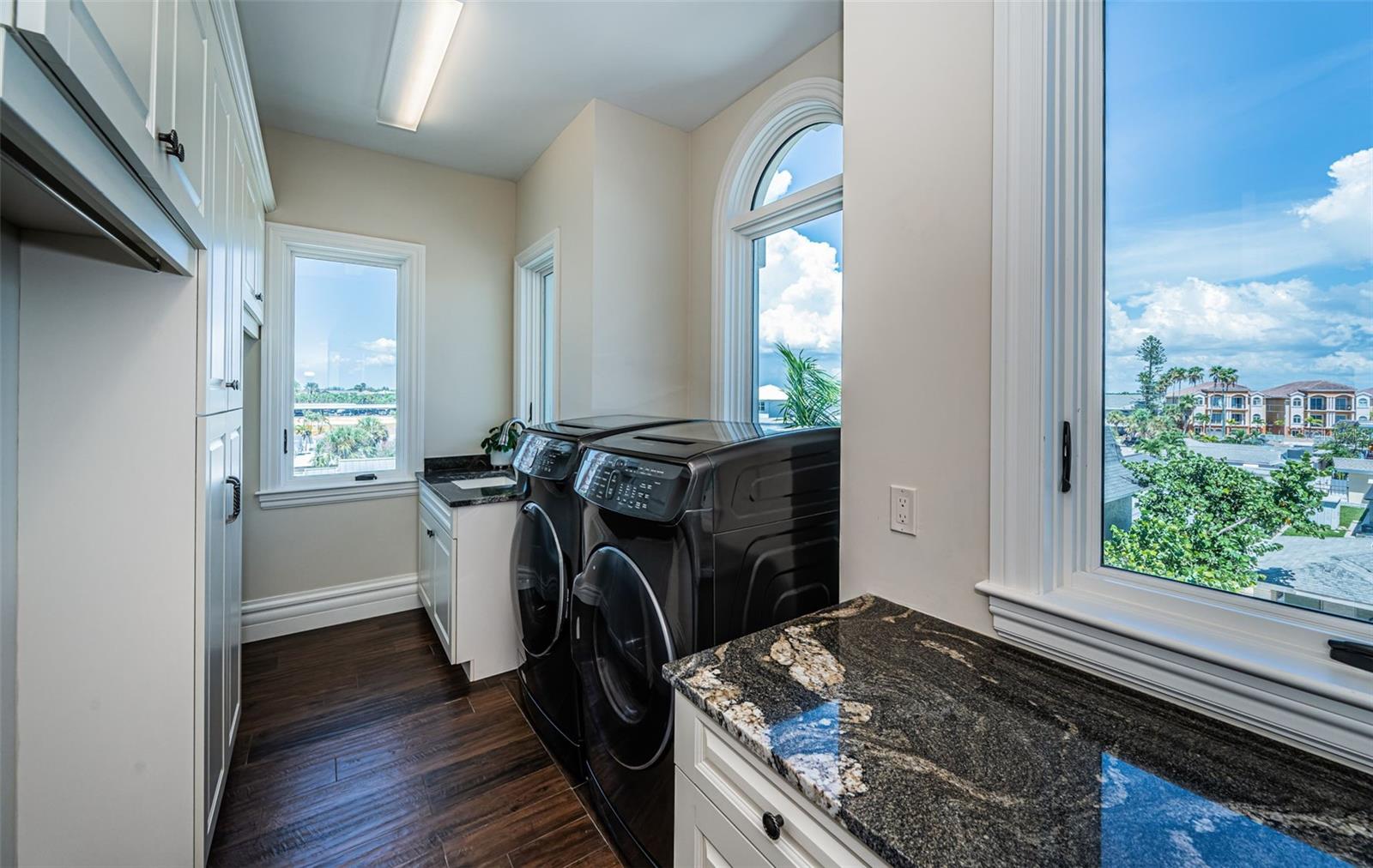 Listing photo id 63 for 17824 Lee Avenue