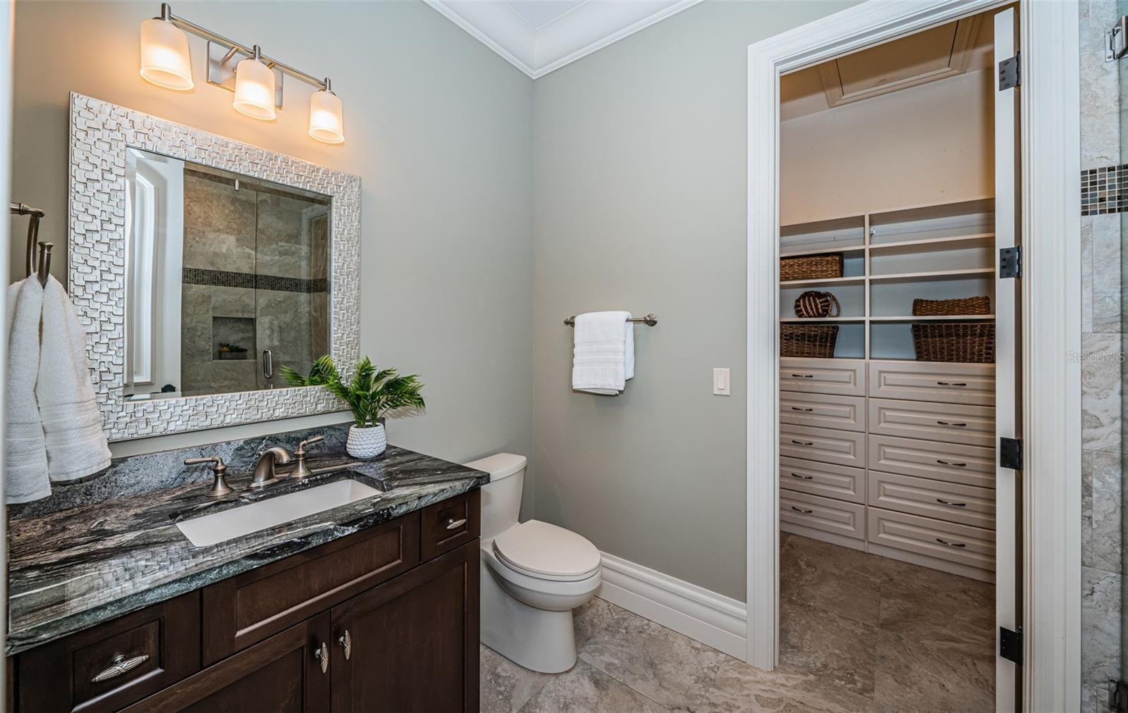 Listing photo id 71 for 17824 Lee Avenue