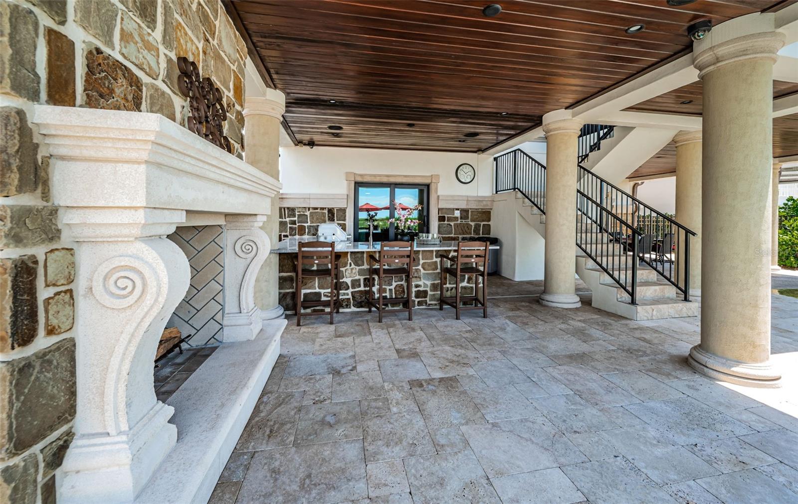 Listing photo id 76 for 17824 Lee Avenue