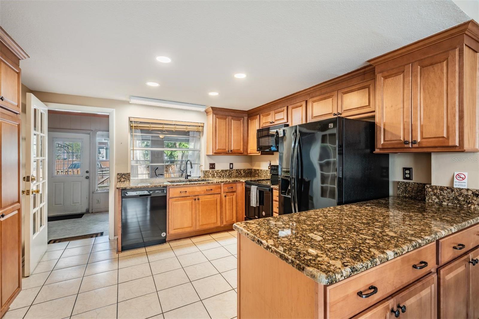 Listing photo id 11 for 14631 Lake Forest Drive
