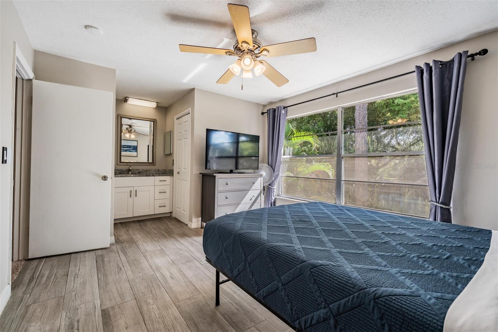 Listing photo id 16 for 14631 Lake Forest Drive