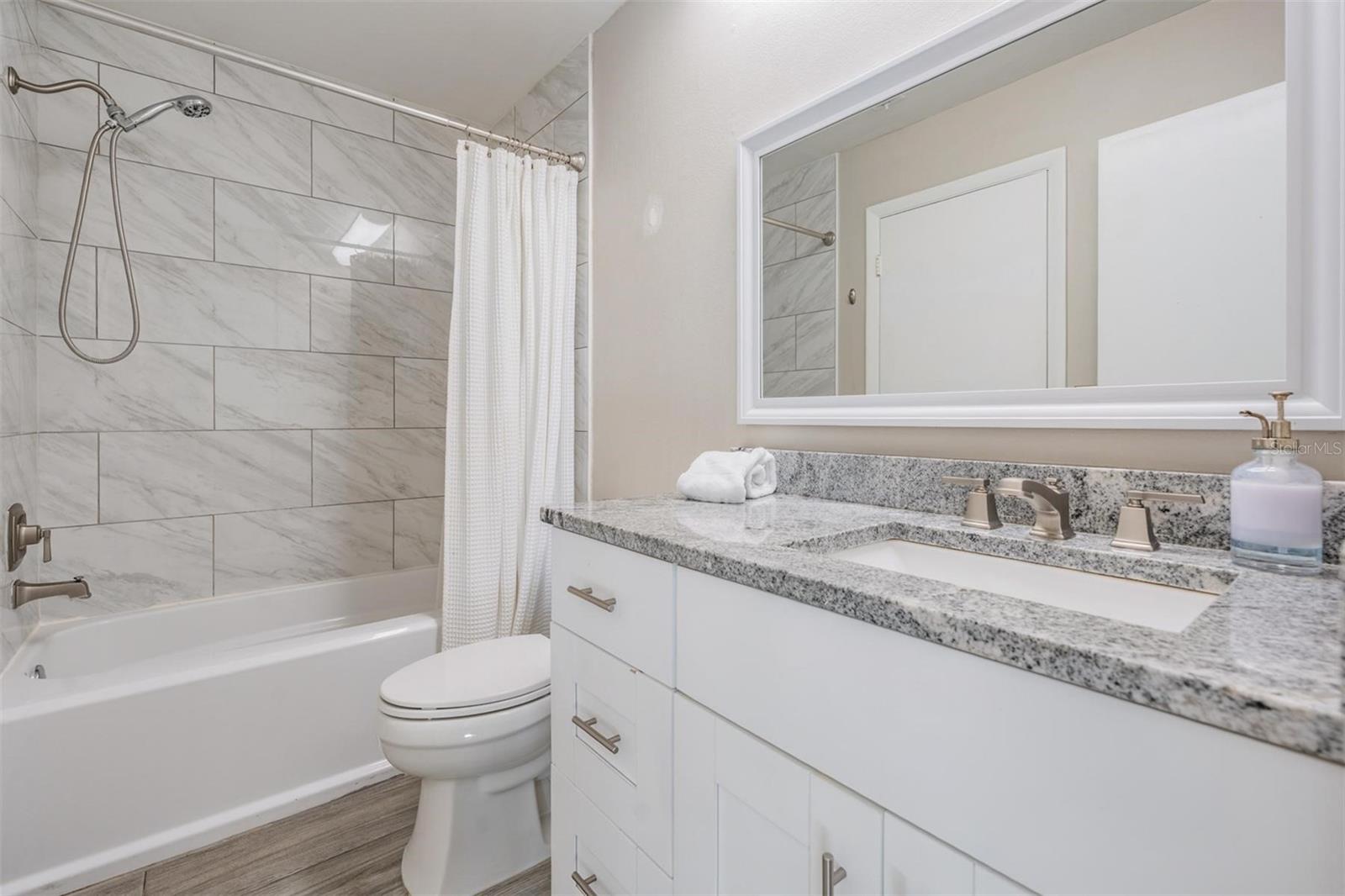 Listing photo id 20 for 14631 Lake Forest Drive