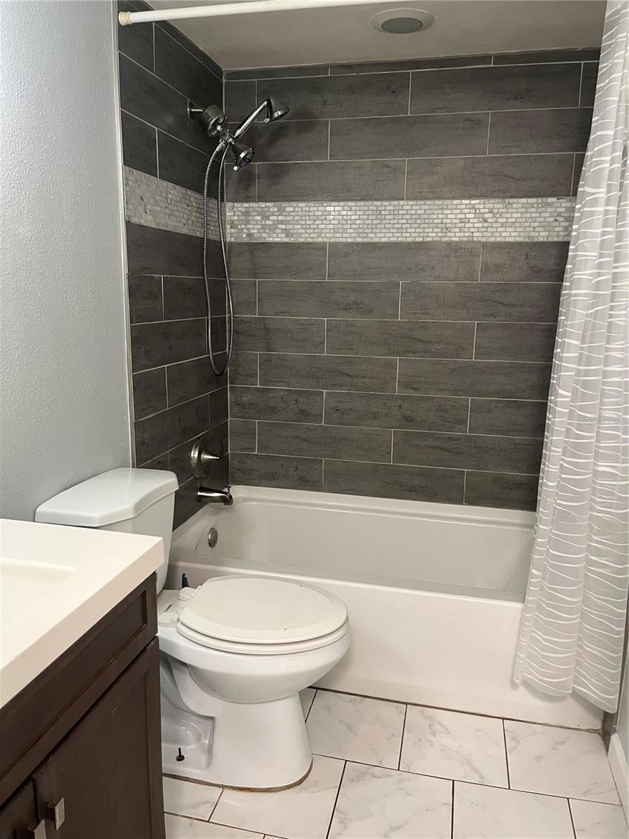 Image 5 of 9 For 3300 Fox Chase Circle N 213