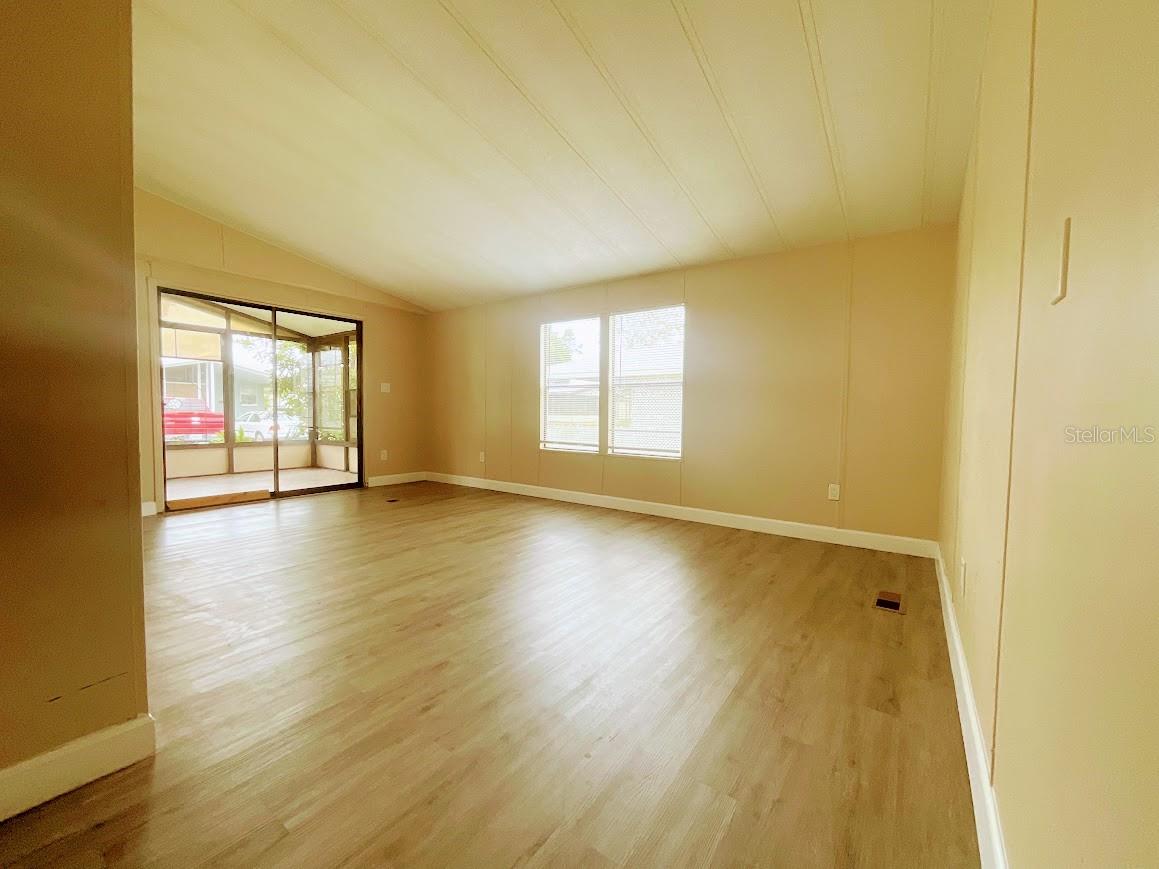 Listing photo id 5 for 3110 Hidden Lake Drive