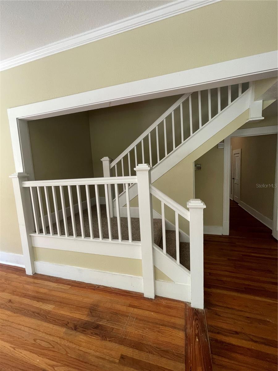 Listing photo id 8 for 471 Howell Avenue