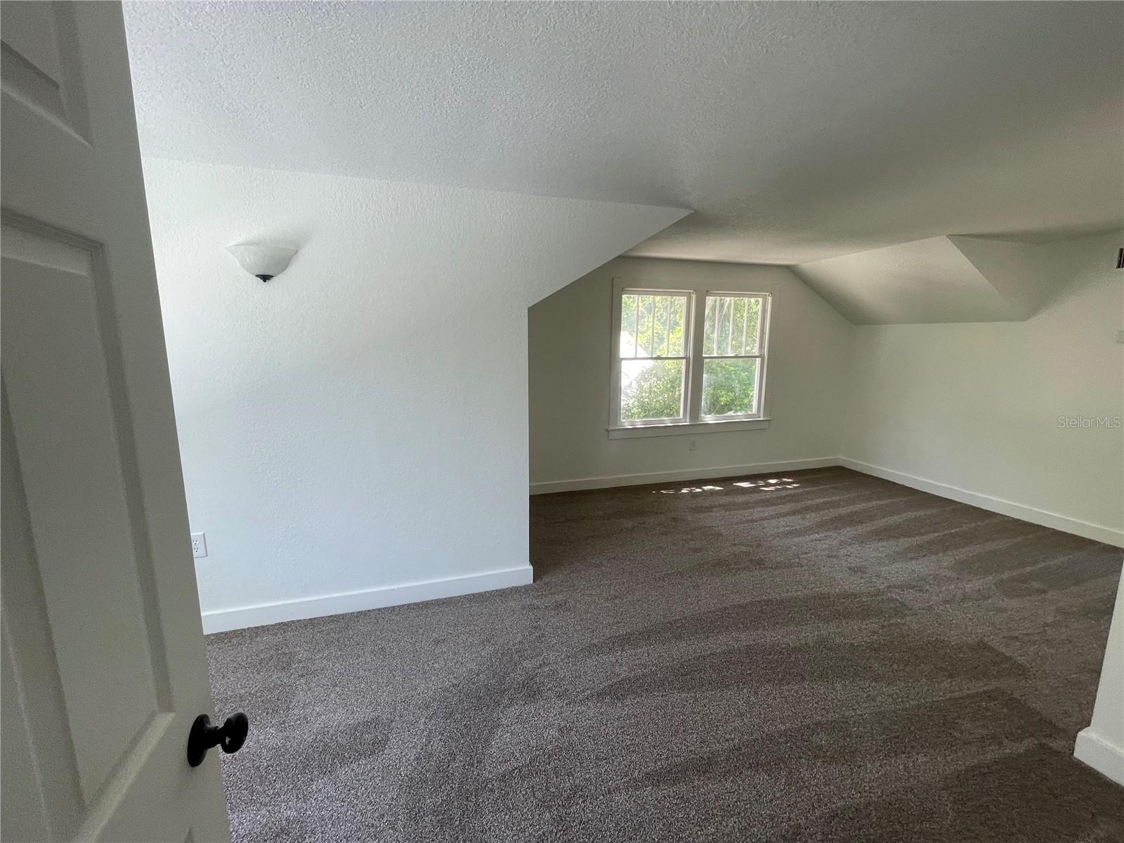 Listing photo id 11 for 471 Howell Avenue