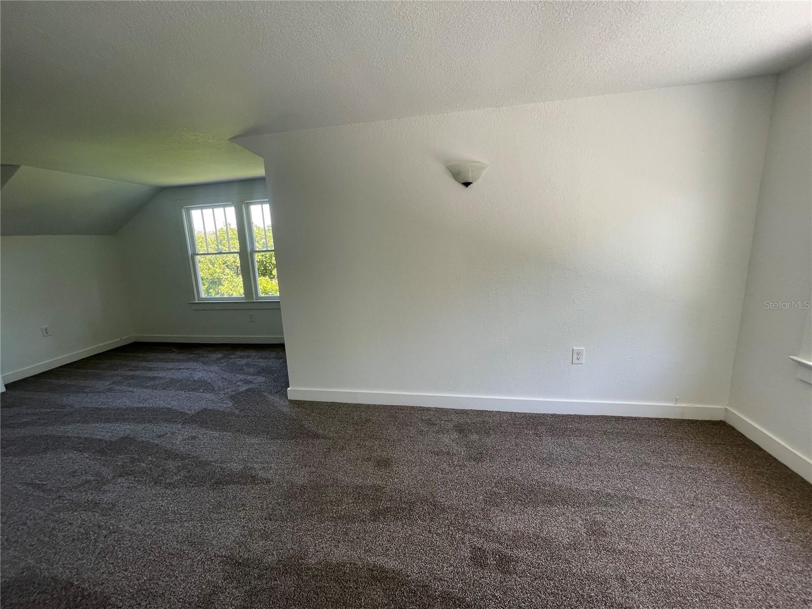 Listing photo id 13 for 471 Howell Avenue