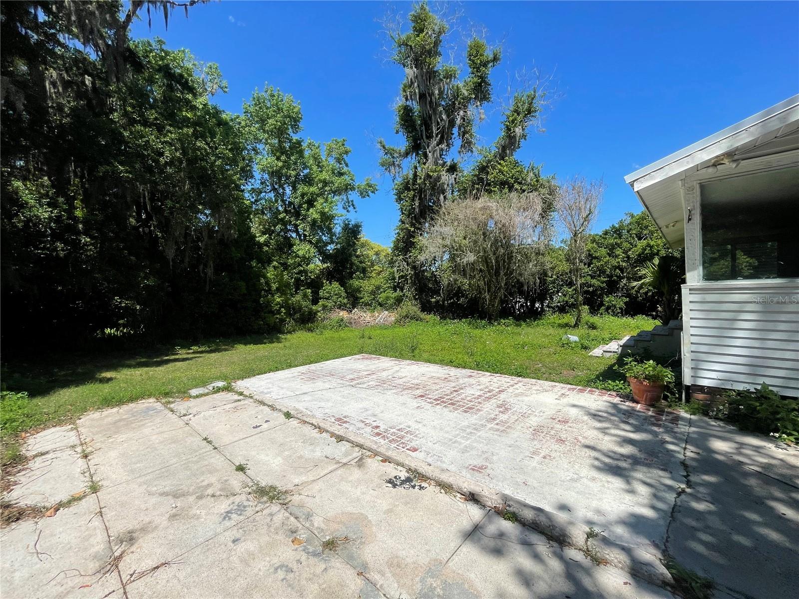 Listing photo id 14 for 471 Howell Avenue