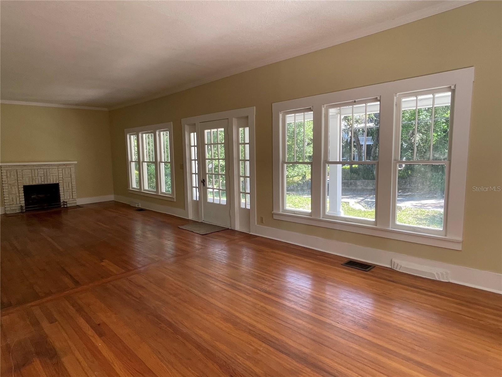Listing photo id 1 for 471 Howell Avenue
