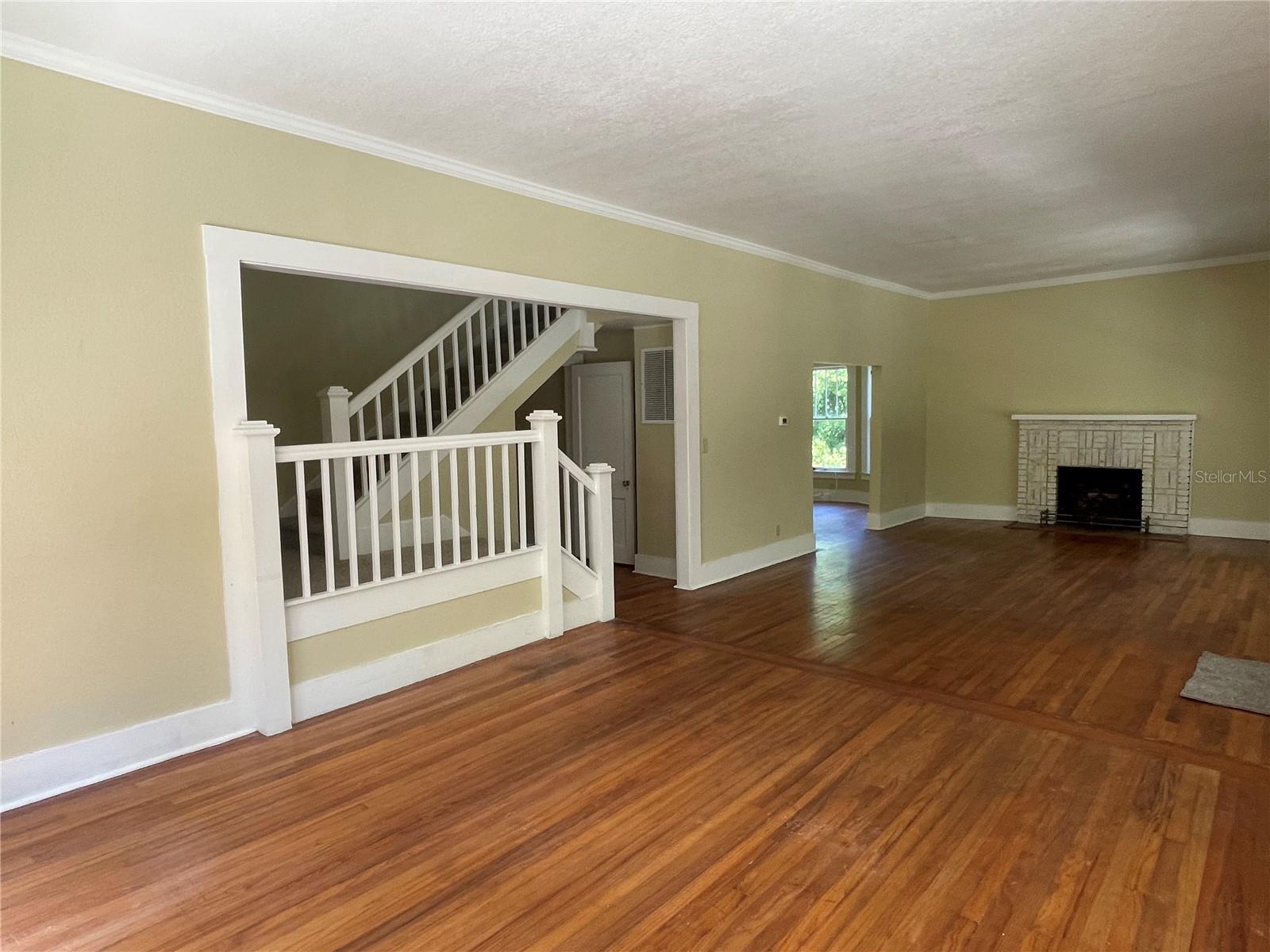 Listing photo id 2 for 471 Howell Avenue