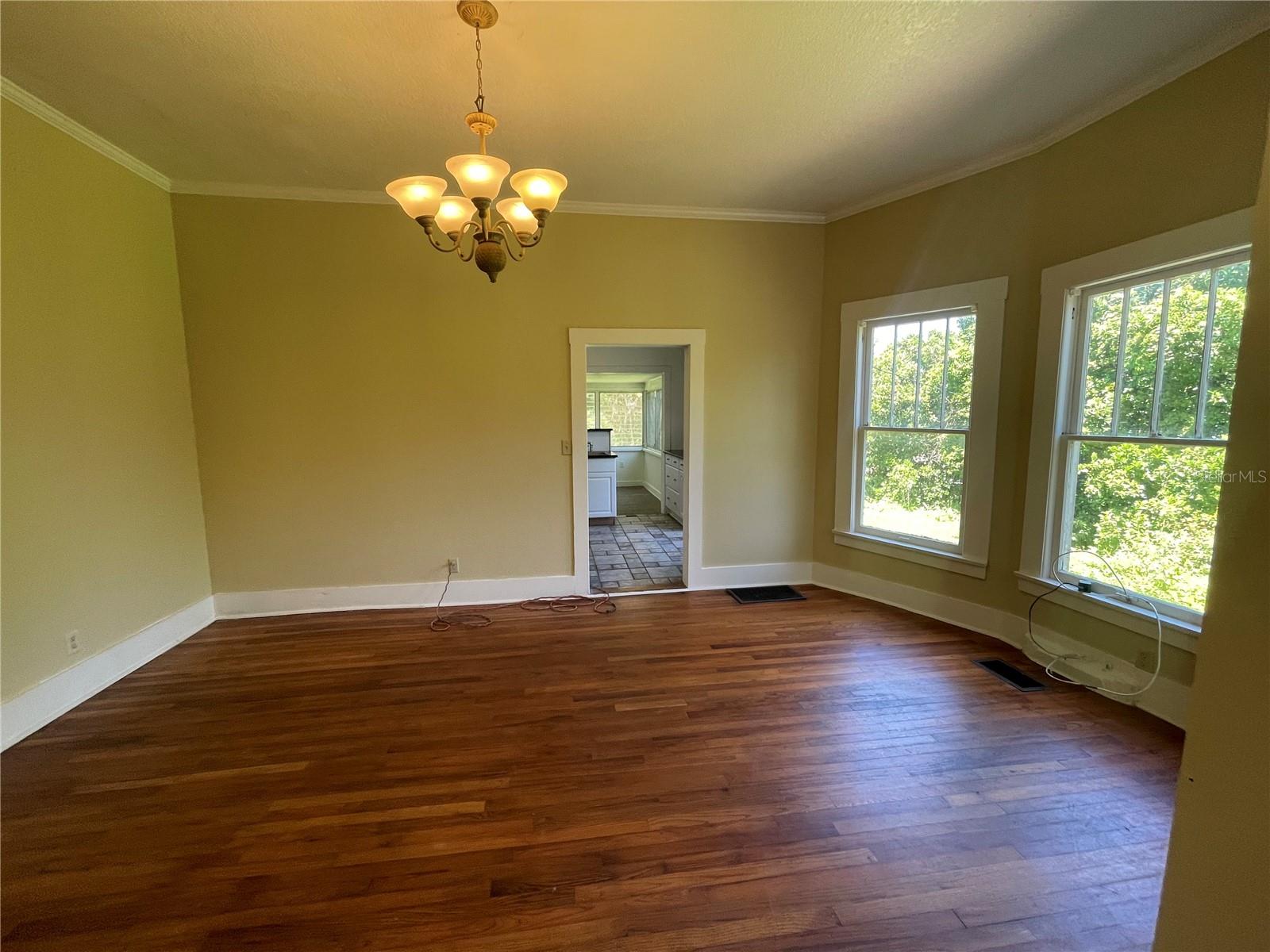 Listing photo id 3 for 471 Howell Avenue
