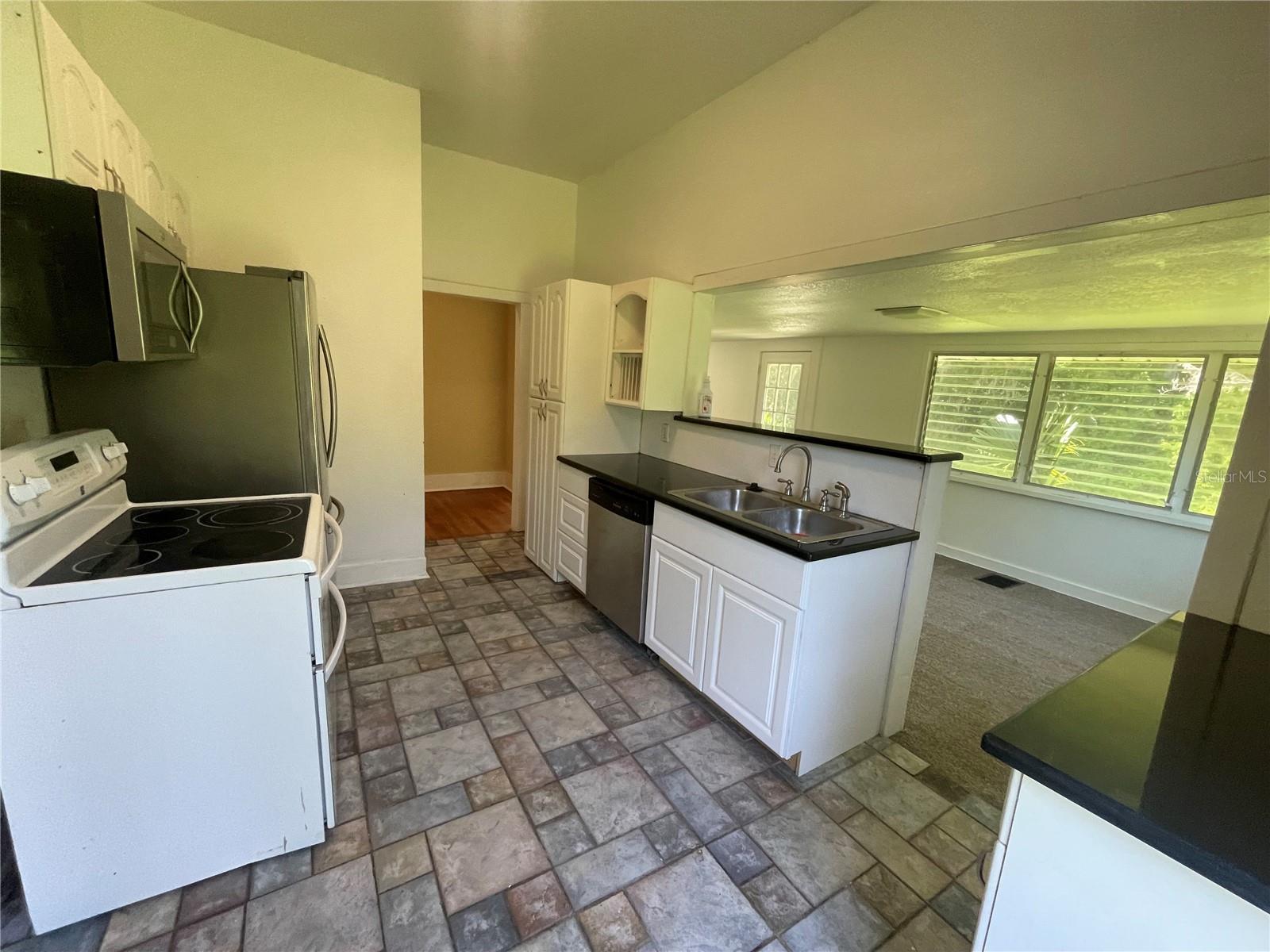Listing photo id 4 for 471 Howell Avenue