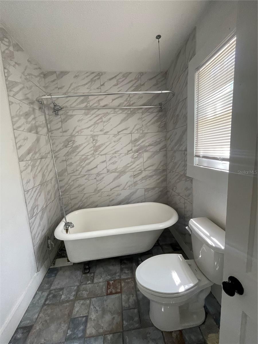 Listing photo id 6 for 471 Howell Avenue