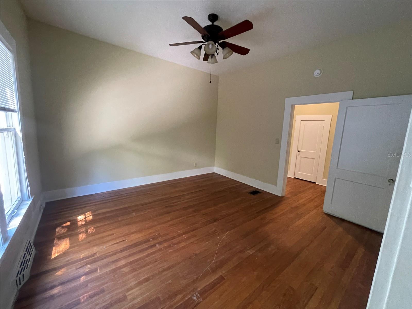 Listing photo id 7 for 471 Howell Avenue