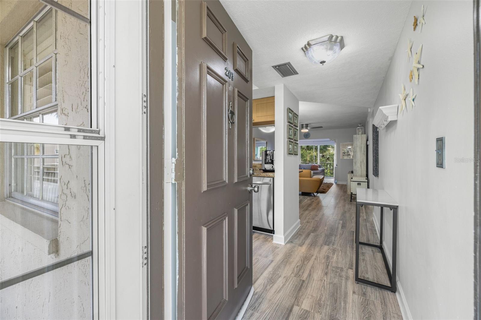 Image 3 of 62 For 946 Virginia Street 207