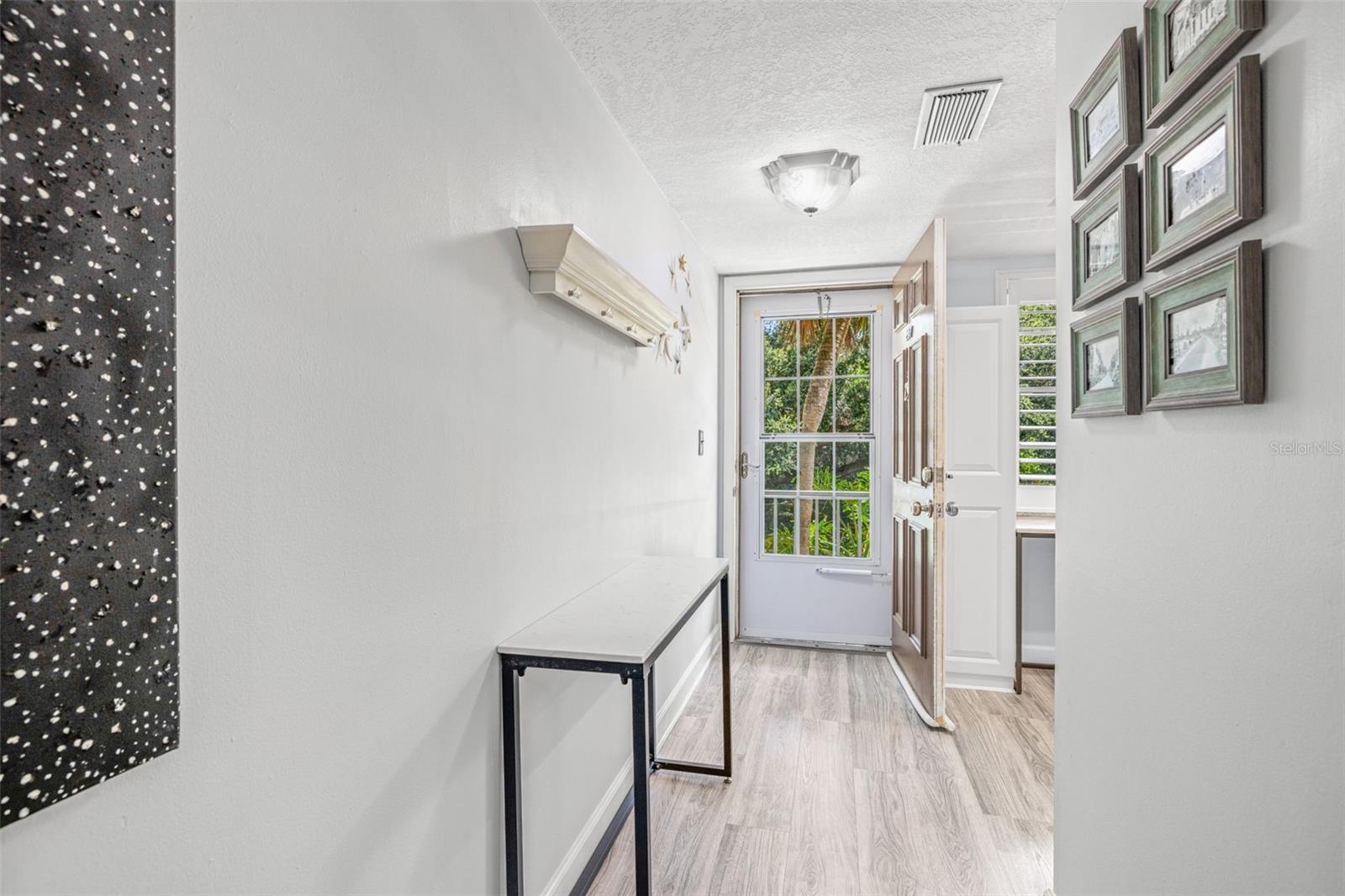Image 4 of 62 For 946 Virginia Street 207