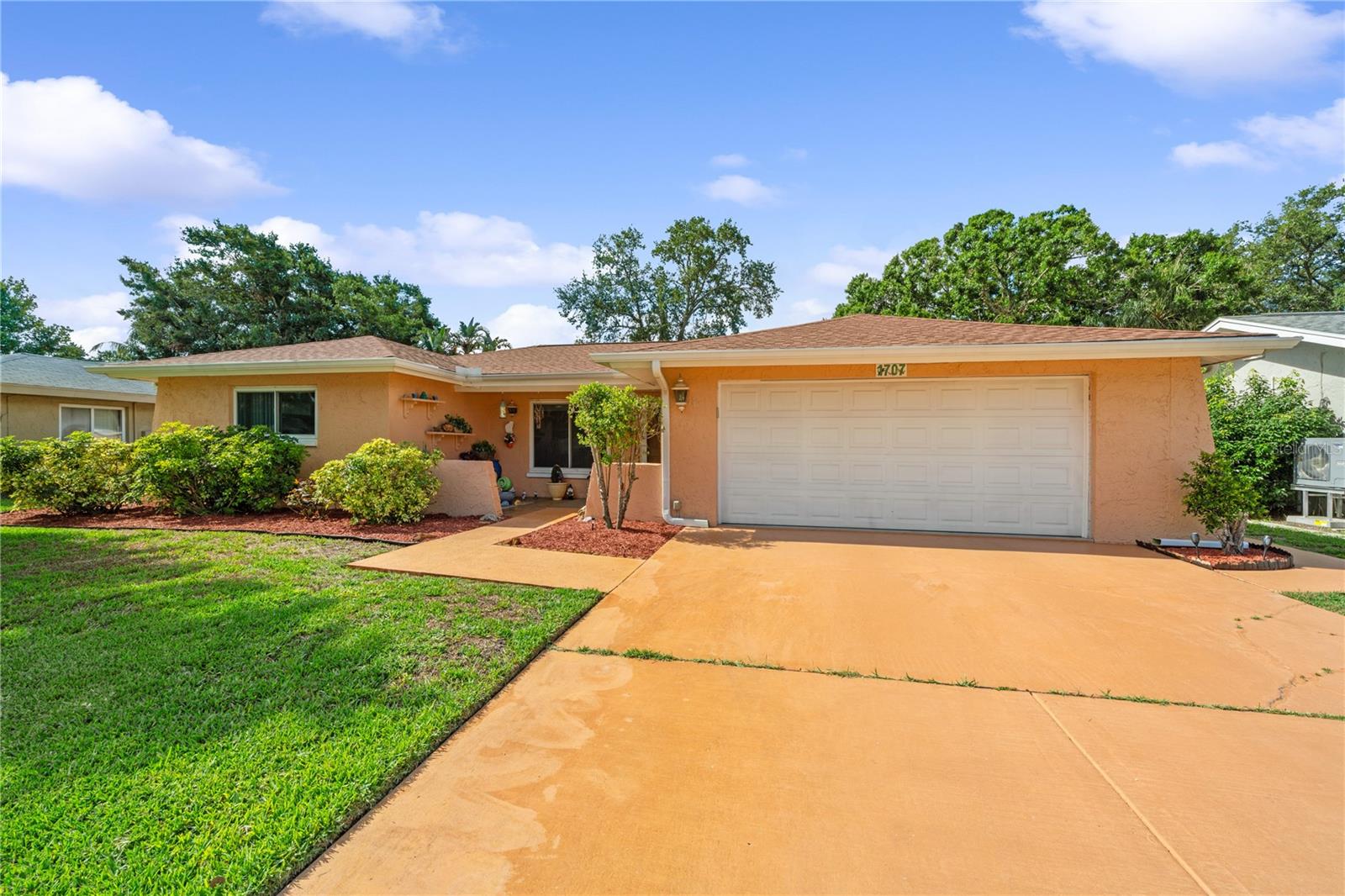 Image 2 of 9 For 1707 Hibiscus Circle S