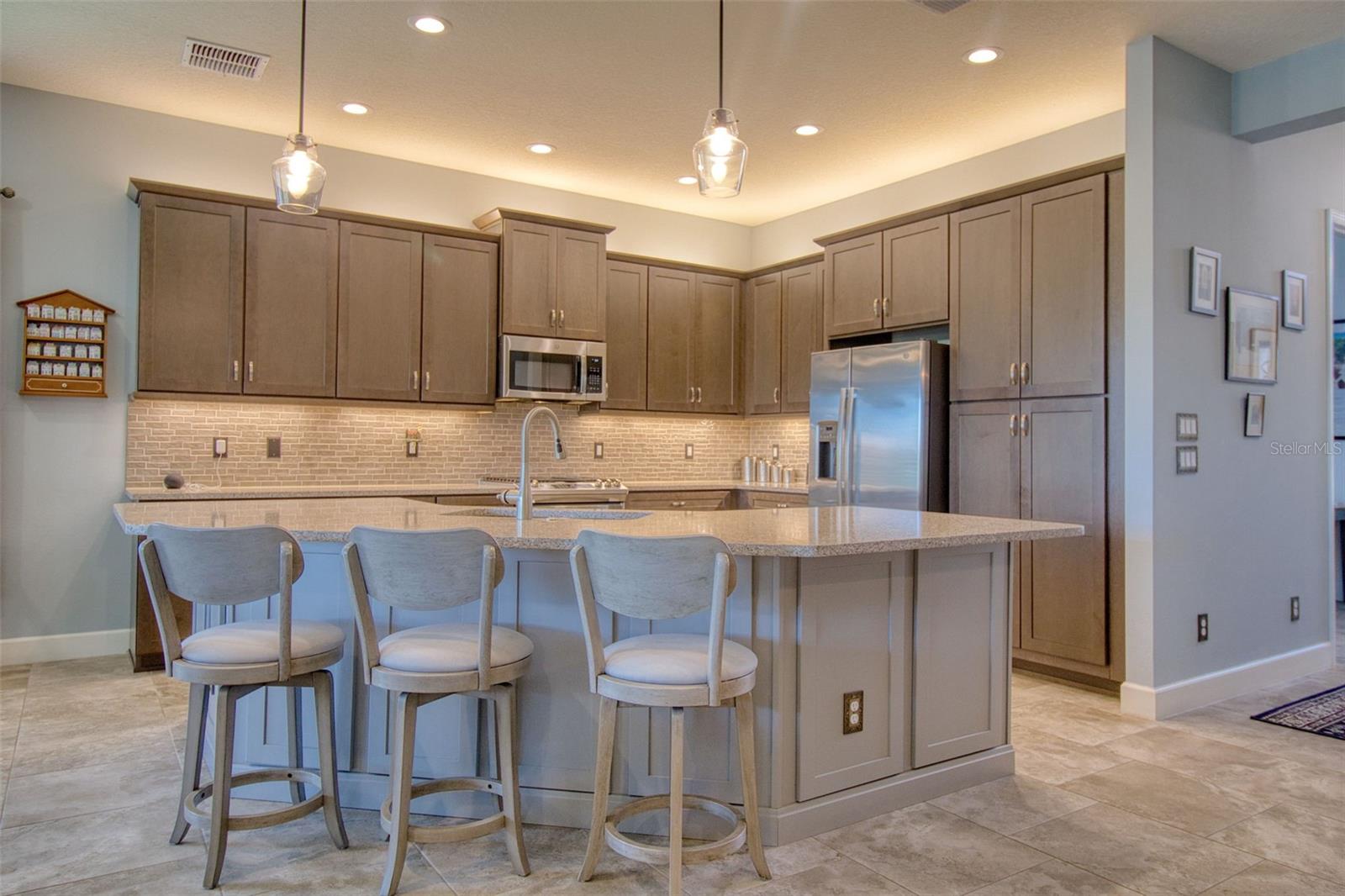 Listing photo id 10 for 4920 Sevilla Shores Drive