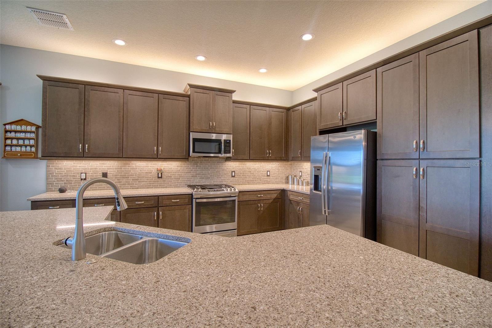 Listing photo id 11 for 4920 Sevilla Shores Drive