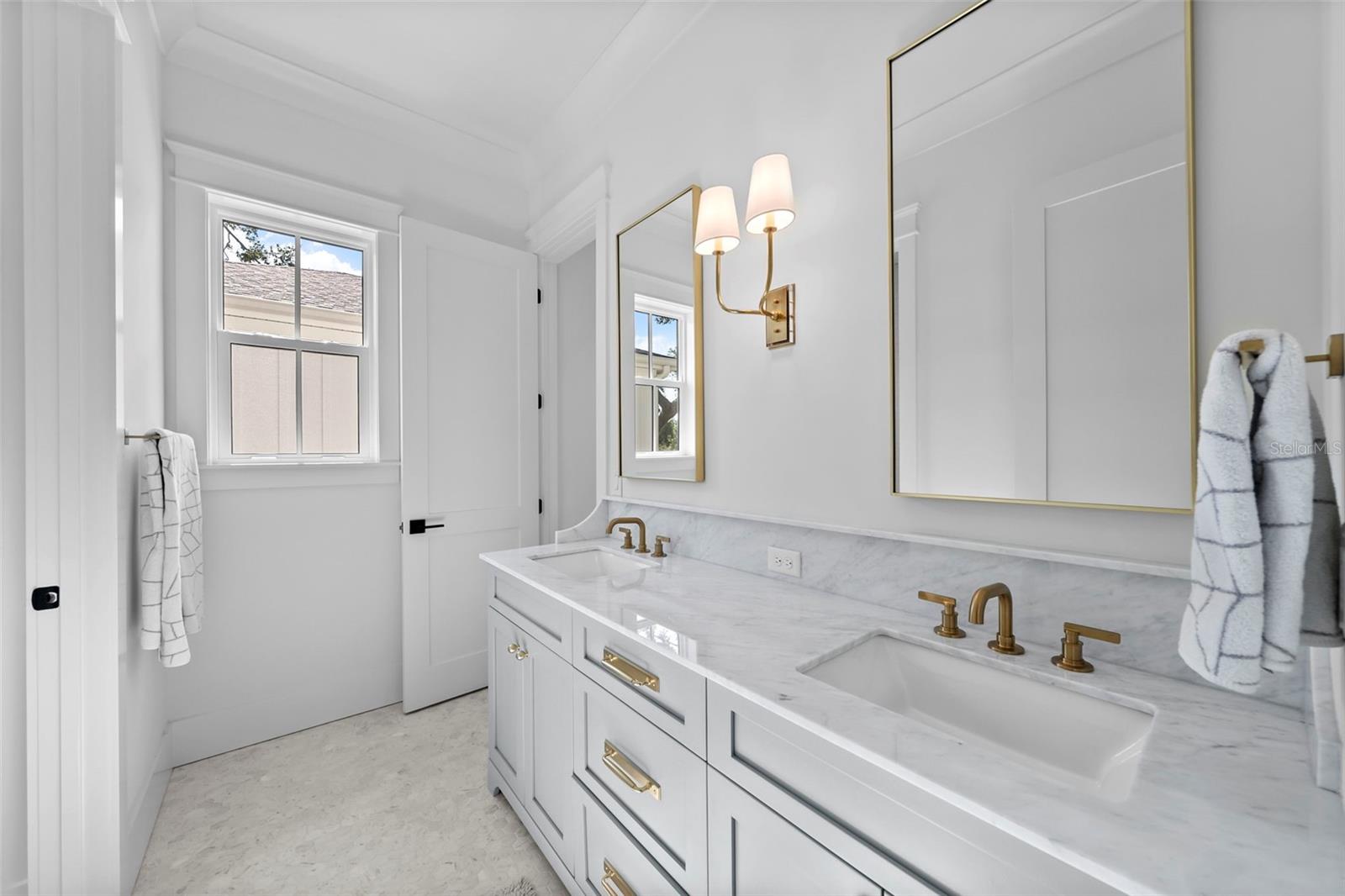 Image 16 of 36 For 321 12th Avenue Ne