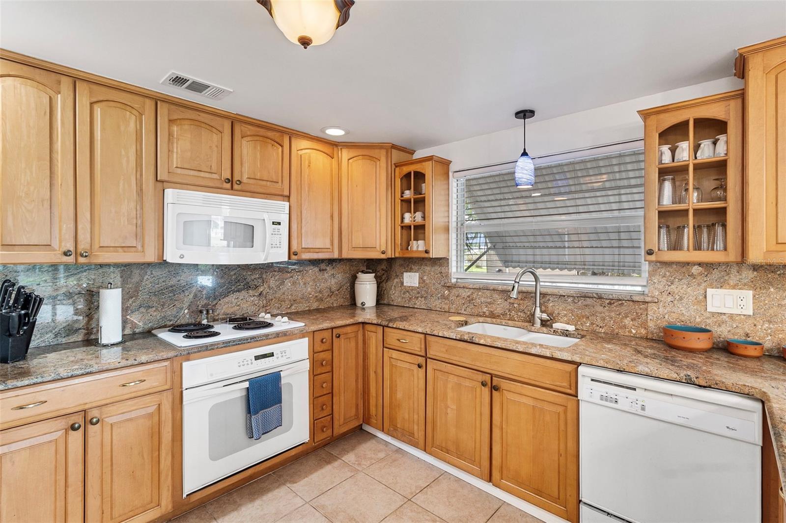 Image 11 of 43 For 138 Dowling Avenue Ne